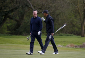 Obama, Cameron tee off at exclusive golf course